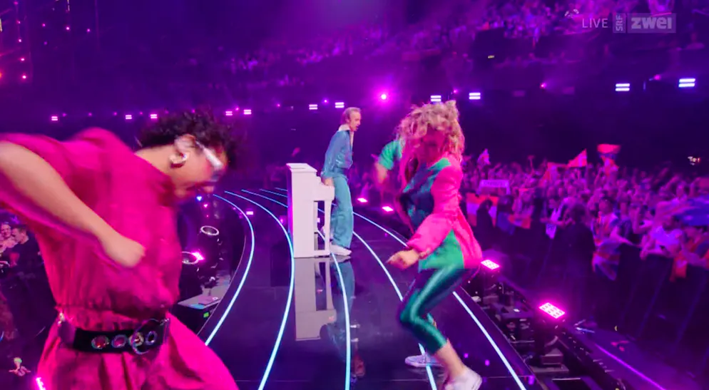 Disco-Auftritt Victoria Swarovski und Michael Ostrowski zur Voting-Überbrückung. Nice!