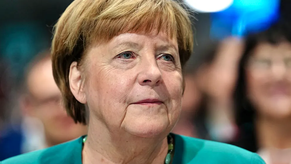 Ex-Kanzlerin Angela Merkel hat den Tokio-Hotel-Musikern Bill und Tom Kaulitz erneut eine Absage für ihren Podcast «Kaulitz Hills – Senf aus Hollywood» erteilt.