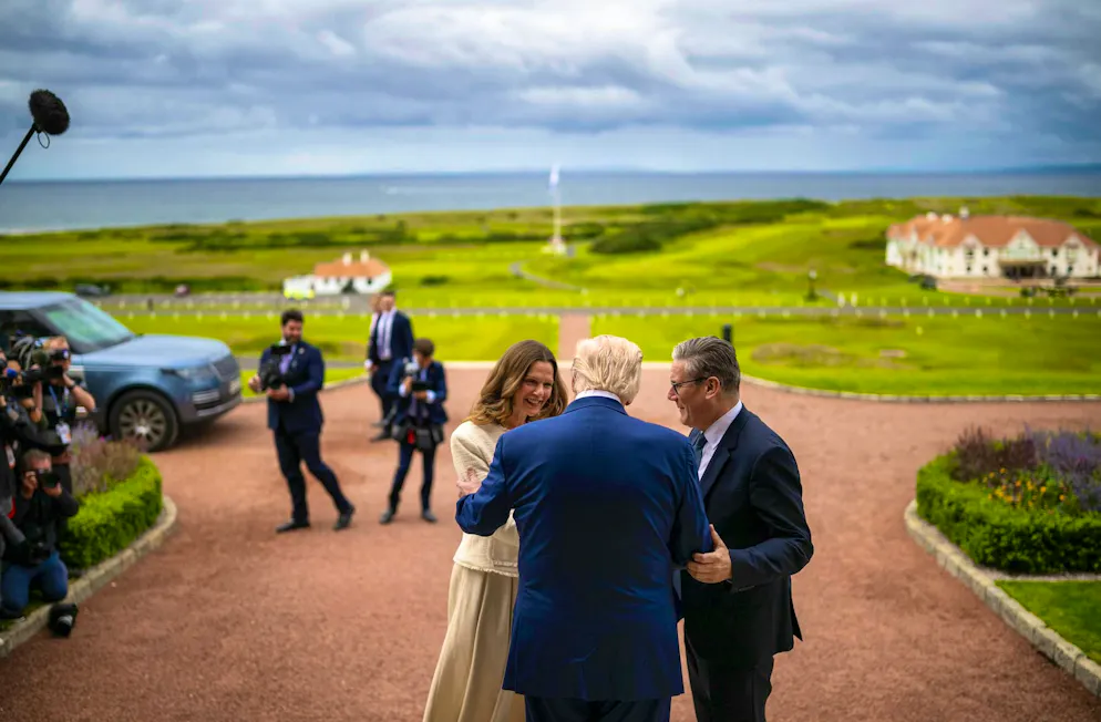 Donald Trump accoglie il primo ministro britannico Keir Starmer e sua moglie Victoria Starmer al campo da golf Trump di Turnberry nel luglio 2025.
