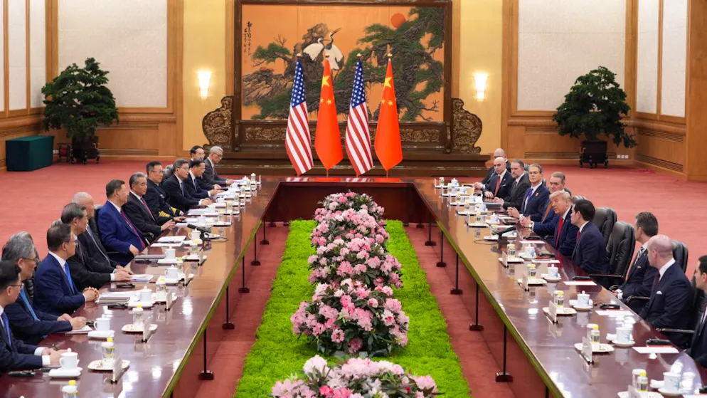 Xi accueille Trump à Pékin pour un sommet des grandes puissances – Gallery. Donald Trump espère décrocher des accords dans le domaine de l'agriculture et peut-être la confirmation d'une commande massive d'appareils auprès de Boeing.