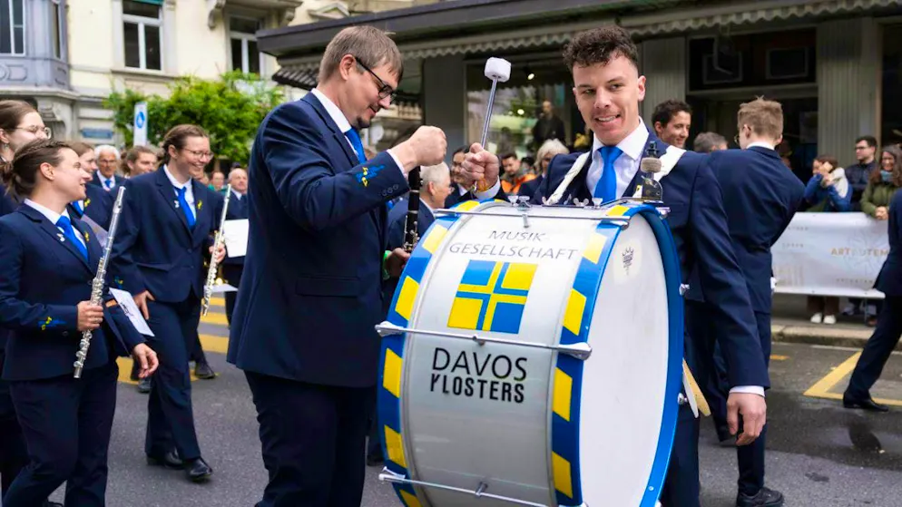 The parade of the Federal Music Festival has begun - Gallery. Musicians from all over Switzerland have traveled to Biel, including members of the Davod Klosters (GR) music society.