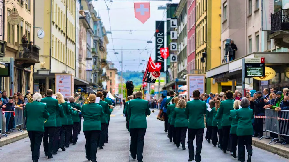 The parade of the Federal Music Festival has begun - Gallery. The Haegendorf-Rickenbach Music Society marches through the city of Biel.