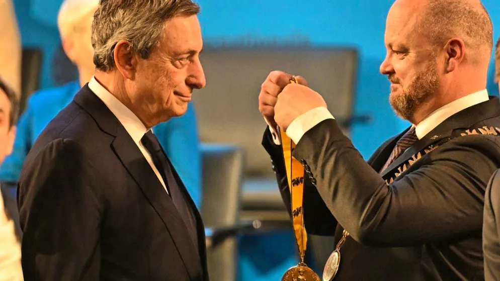 dpatopbilder - Aachen's Lord Mayor Michael Ziemons presents the Charlemagne Prize to former ECB President Mario Dragh. Photo: Henning Kaiser/dpa