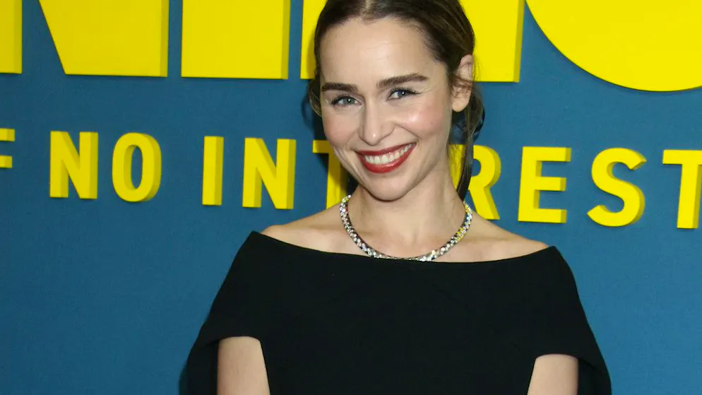 Ehlers-Danlos, SAMA, anévrismes. «Mon corps pense qu'il est allergique à tout» : Emilia Clarke accumule les problèmes de santé