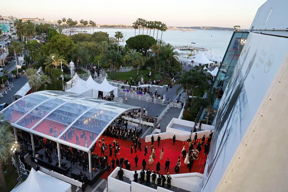 Il tappeto rosso di Cannes visto dall'alto. 