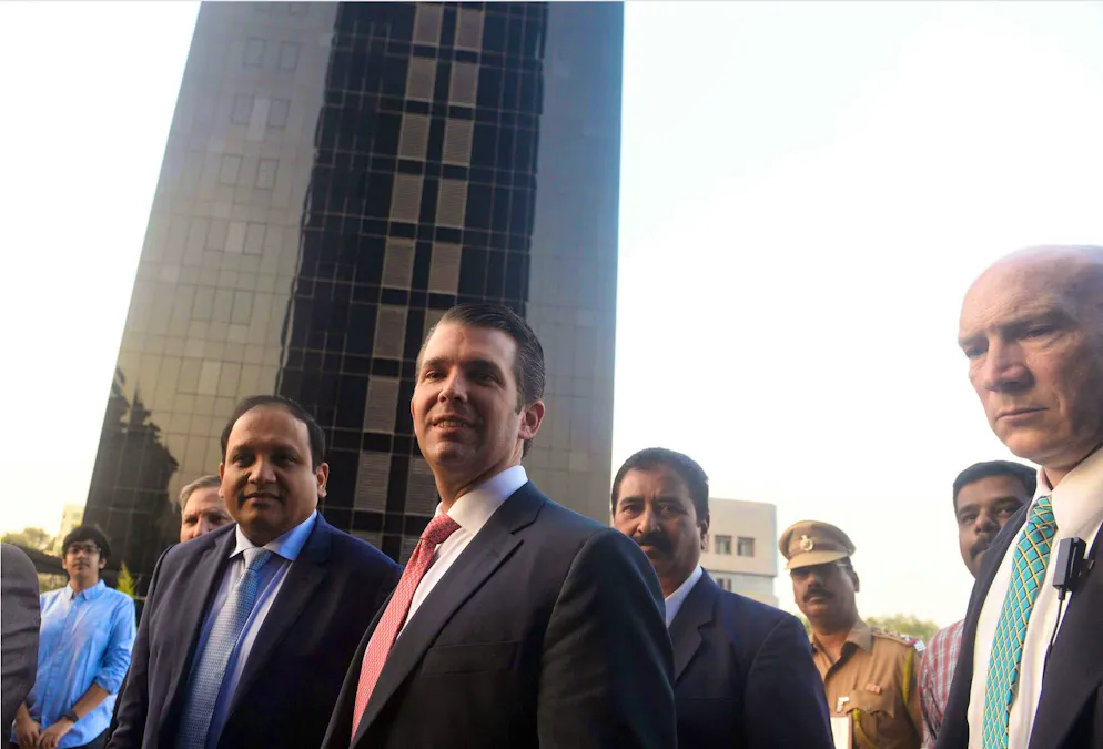 Donald Trump Jr. (al centro) all'inaugurazione della Torre 2 delle Trump Towers a Pune il 21 febbraio 2018.