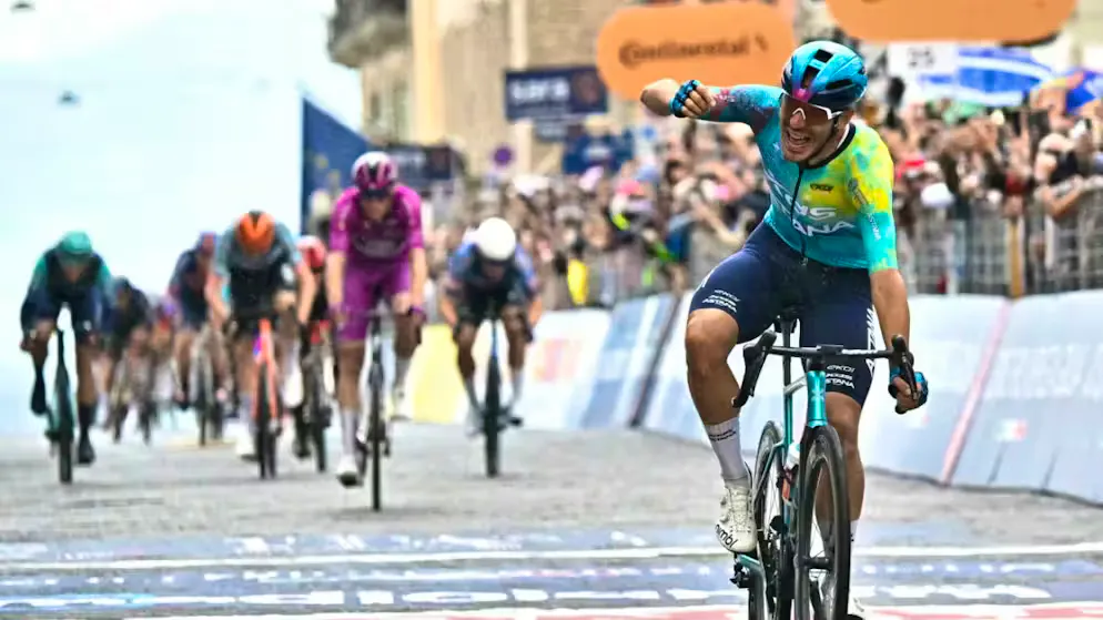 Ciclismo. Giro: Ballerini vittorioso a Napoli
