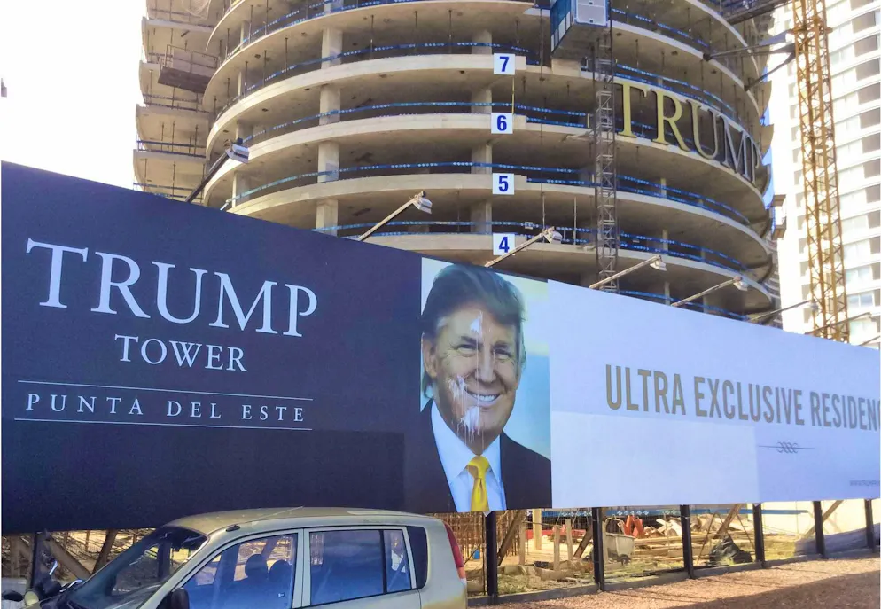 Durante la costruzione della Trump Tower di Punta del Este, gli striscioni pubblicitari mostravano chi c'era dietro il progetto. Il colore del volto fa capire che non a tutti è piaciuto.
