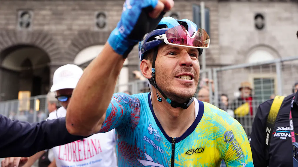 Giro. Davide Ballerini vainqueur à Naples dans un jeu de quilles