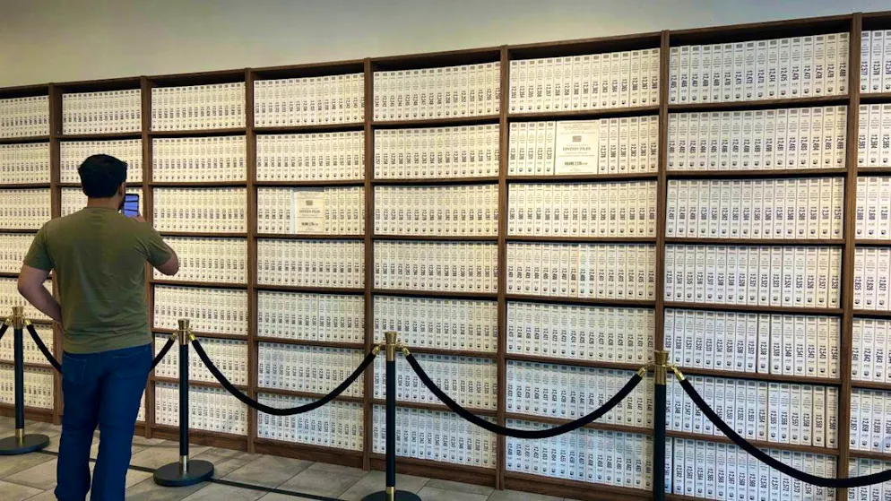 PRODUCTION - A visitor stands in the "Donald J. Trump and Jeffrey Epstein Memorial Reading Room" in an exhibition that shows the Epstein documents in 3,437 books. The US Department of Justice has published around 3.5 million documents on the Epstein case. The exhibition now aims to make the extent of this tangible. Photo: Christina Horsten/dpa