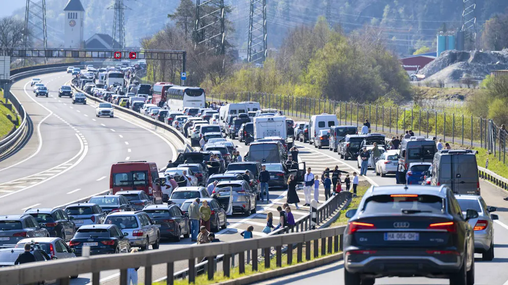 Traffico stradale. Gli ingorghi dell'Ascensione continuano: già 10 km di coda al portale nord del Gottardo