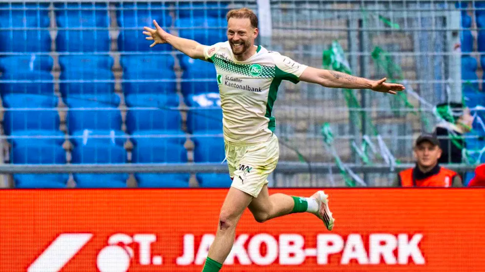Carlo Boukhalfa celebrates after the 2-0 win at St. Jakob-Park