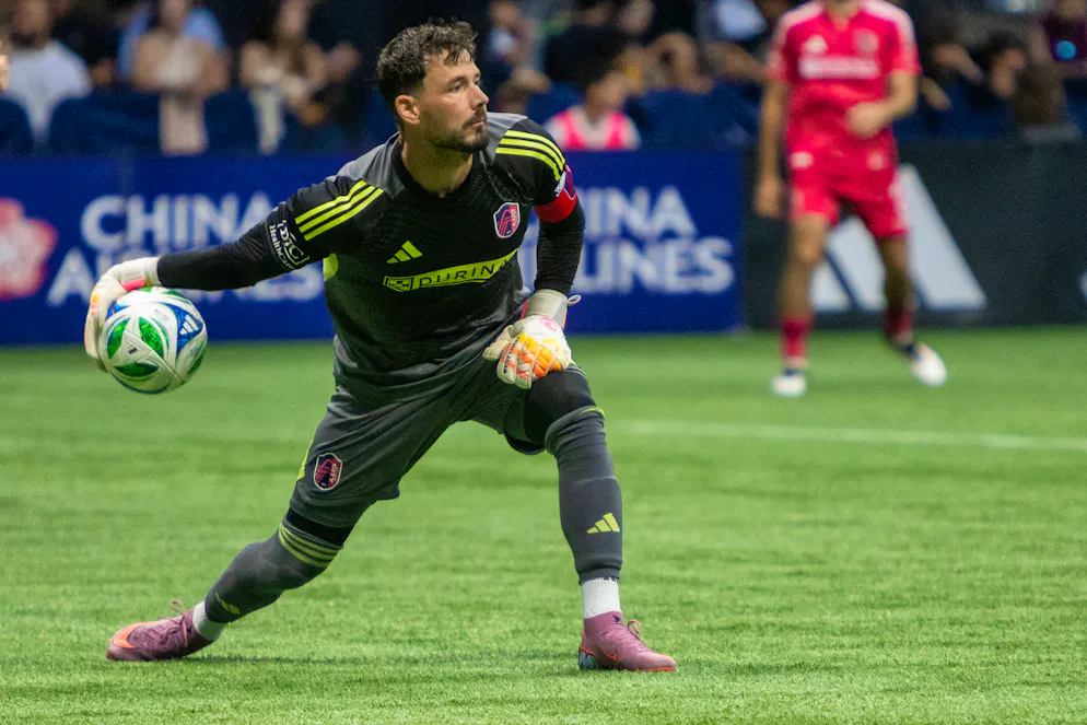 Messi ist der Gehaltskönig in der MLS – und Bürki der bestverdienende Schweizer. Torhüter Roman Bürki Roman, Leistungsträger und Kapitän vom St. Louis City SC, ist der bestverdienende Schweizer in der MLS.  Er kassiert jährlich 2'149'125 CHF.