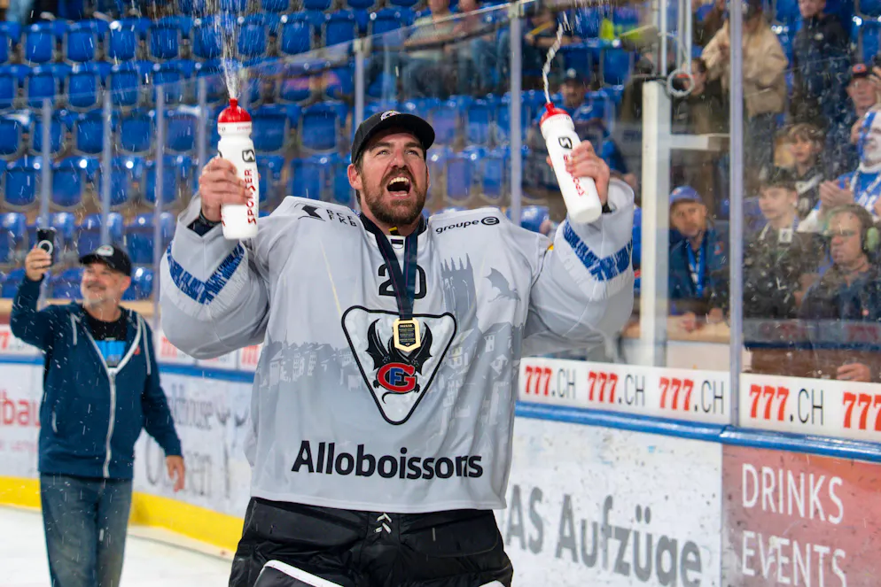 Le gardien de Fribourg-Gottéron Reto Berra est toujours malade, et donc incertain en vue d'une participation au Mondial à Zurich avec la Suisse (archives).