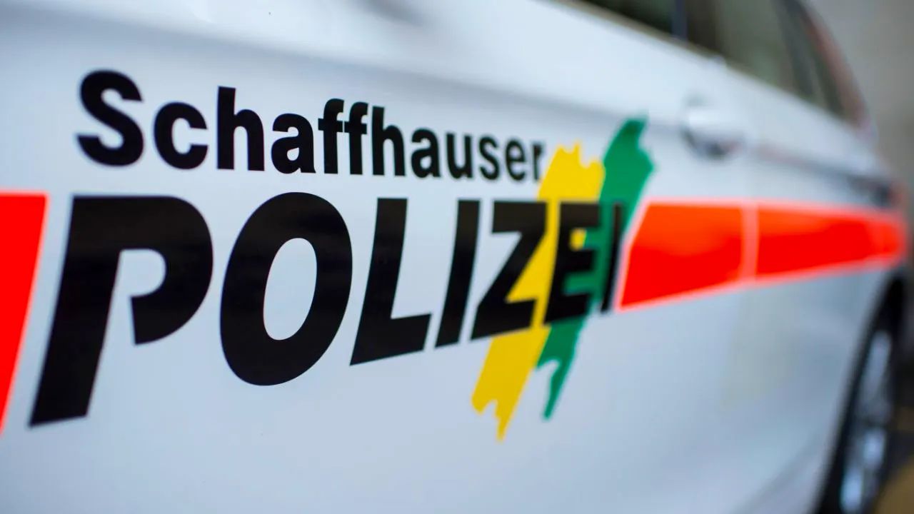 Strassenverkehrsunfall. Fussgänger in Schaffhausen von Bus überrollt und schwer verletzt