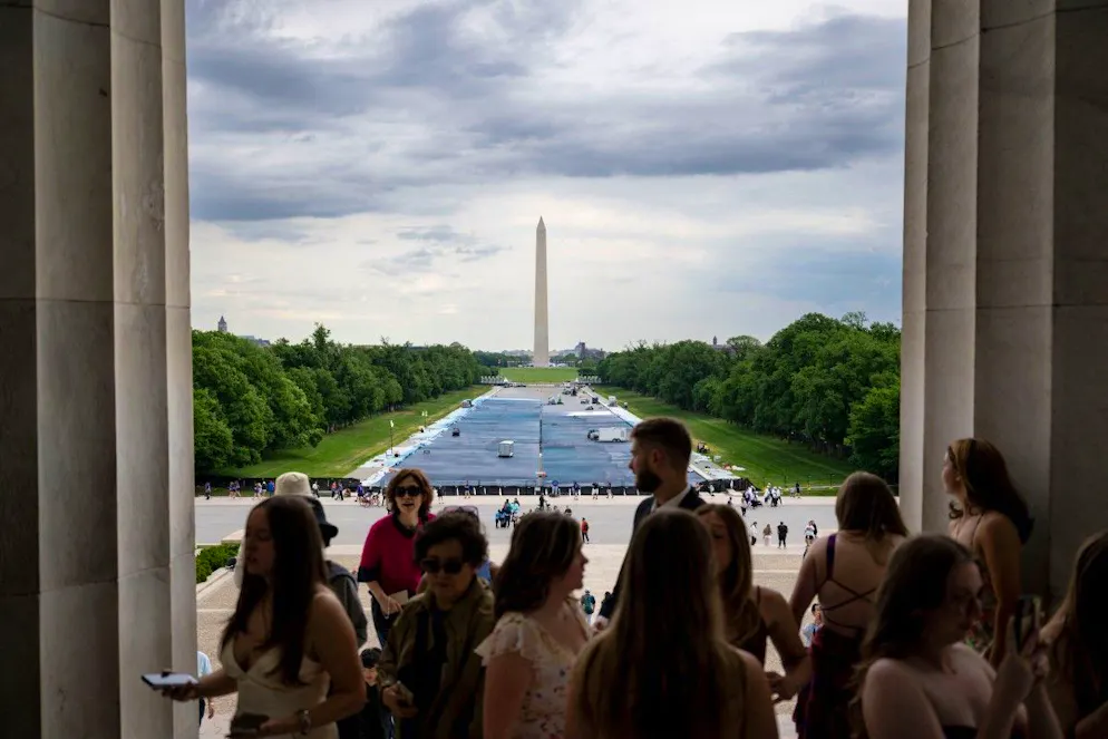 Trump a ordonné de repeindre en «bleu du drapeau américain» le bassin qui s’étend entre l'obélisque du Washington Monument et la célèbre statue de Lincoln.