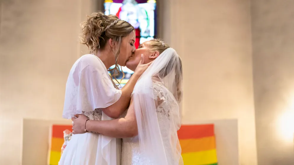 Si leurs droits ont beaucoup évolué ces dernières années – jusqu'à la bénédiction du mariage par l'Eglise réformée (ici à Regensdorf en 2021) -, les personnes LGBTIQ demeurent victimes de crimes de haine, de violences ou de discrimination (photo d'illustration).