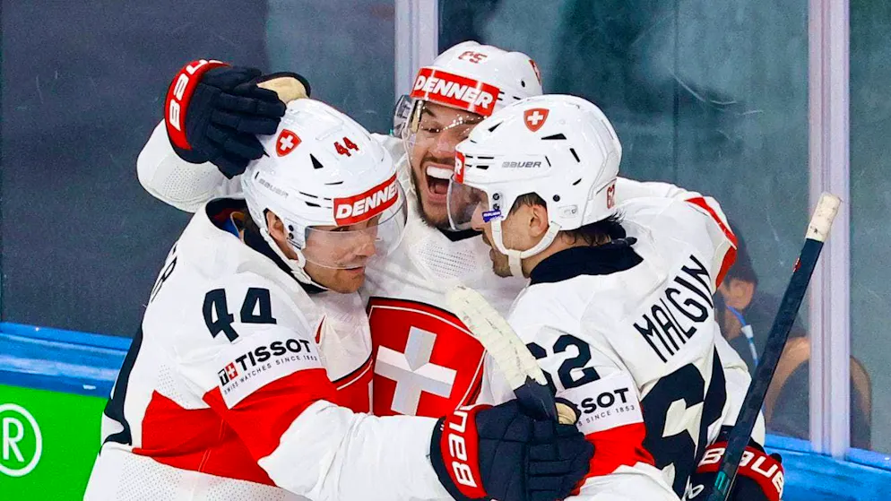 Exuberant jubilation in Zurich: Sven Andrighetto celebrates his goal for 2:0 with Pius Suter (left) and Denis Malgin