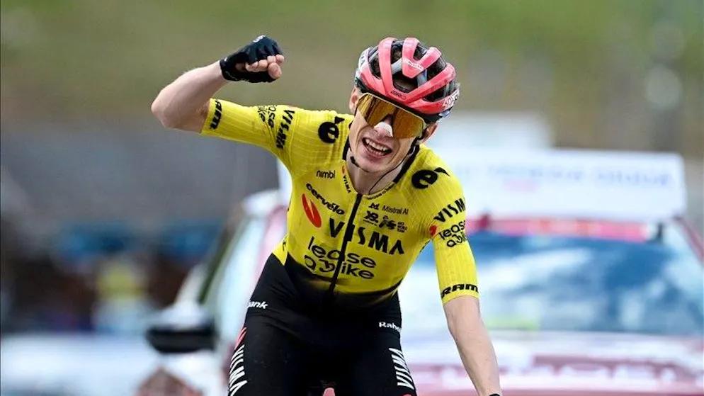 Ciclismo. Vingegaard domina la settima tappa del Giro d'Italia