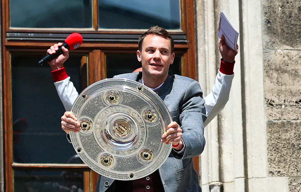 Ein gewohntes Bild: Manuel Neuer mit der Meisterschale auf dem Münchner Rathausbalkon. (Archivbild)
