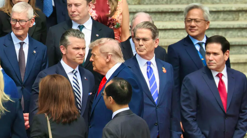 US President Donald Trump has taken a large business delegation with him to Beijing: Including Apple CEO Tim Cook (top left), Tesla and SpaceX CEO Elon Musk (2nd from left) and Nvidia CEO Jensen Huang. In the front row (from left to right): Pentagon chief Pete Hegseth, Trump, Treasury Secretary Scott Bessent and Secretary of State Marco Rubio. (May 14, 2026)