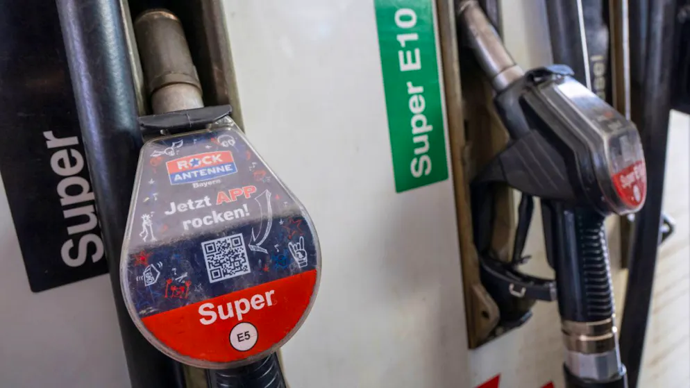 I dati del TCS. Il prezzo del carburante scende leggermente in Svizzera