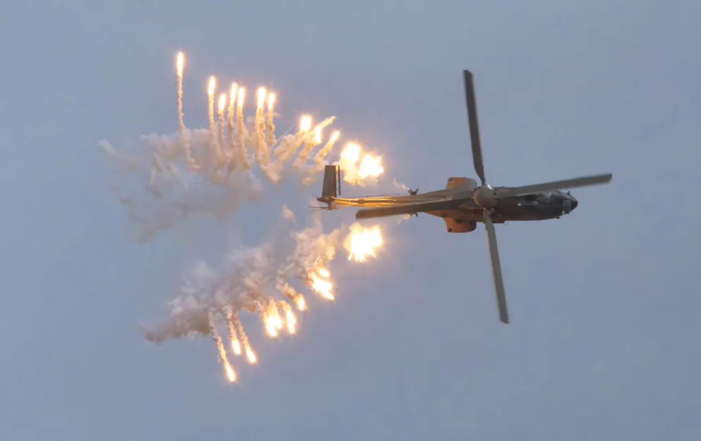 Ein Helikopter der Schweizer Luftwaffe vom Typ Cougar AS532 mit der Kennung T-340 beim Einsatz von Flares auf der Berner Axalp.