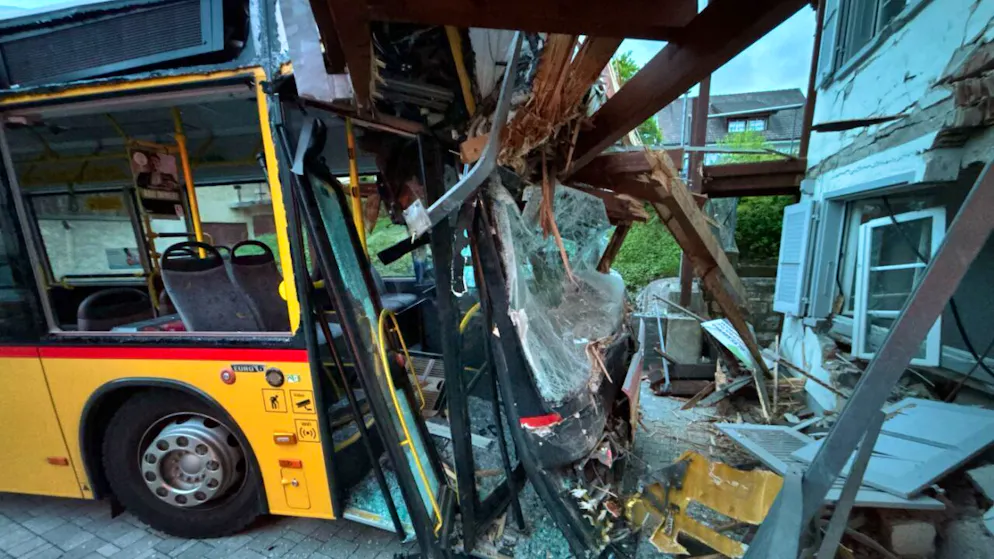 Images impressionnantes. Un car postal sans chauffeur s'encastre dans une façade à Nunningen