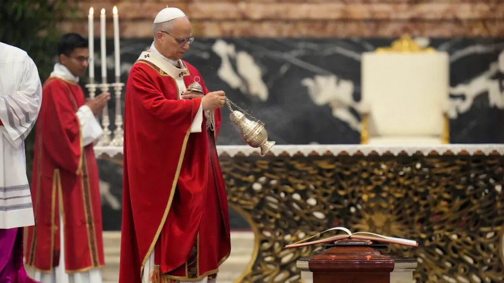 Le pape Léon XIV bénit le cercueil du cardinal Emil Paul Tscherrig.