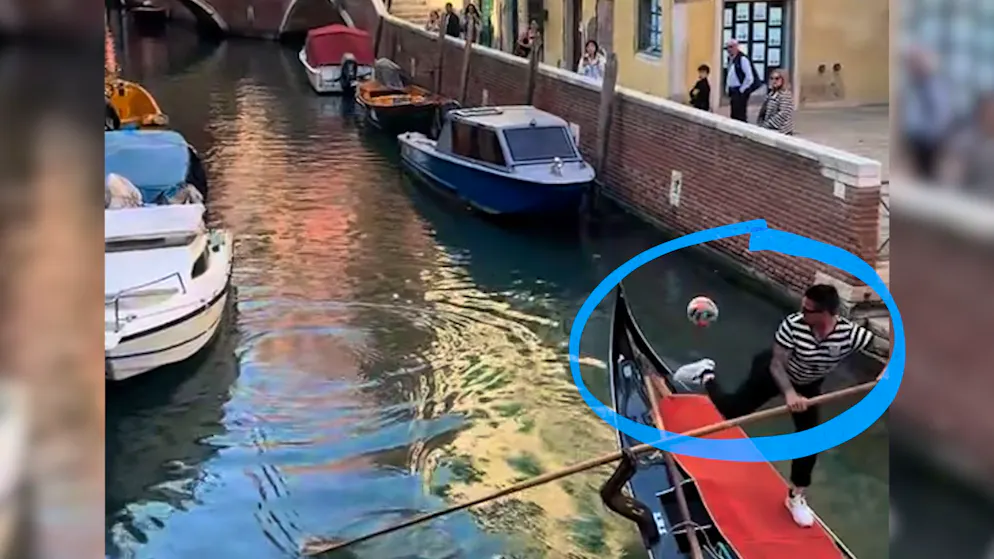 Nur in Venedig möglich. Gondoliere rettet Fussball mit Hackentrick, während er steuert