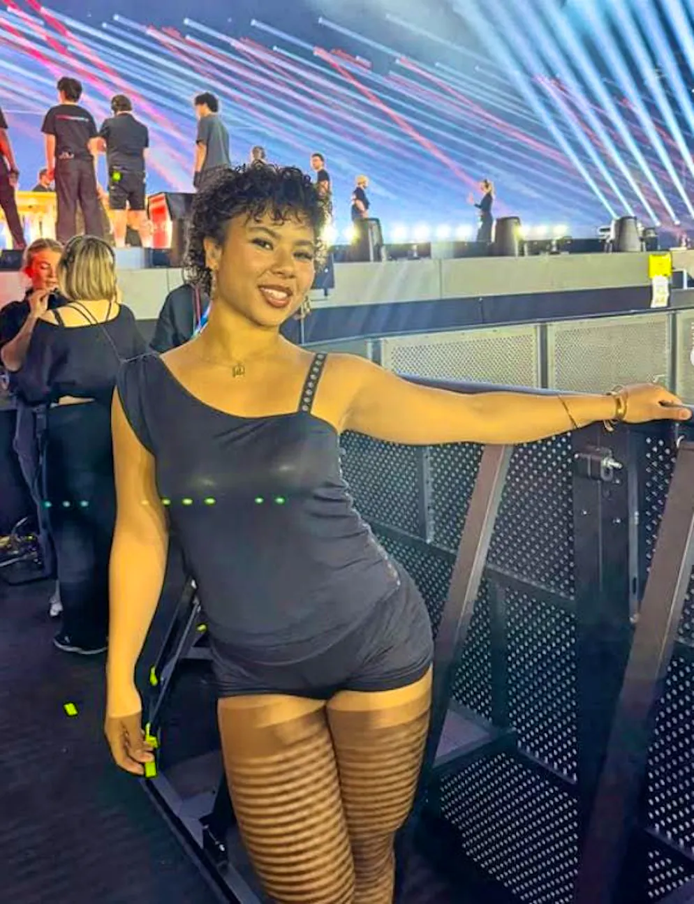 La ballerina zurighese Zoey May farà un doppio lavoro all'ESC di Vienna: non solo ballerà sul palco come ballerina principale, ma lavorerà anche come controfigura per diverse delegazioni nazionali.