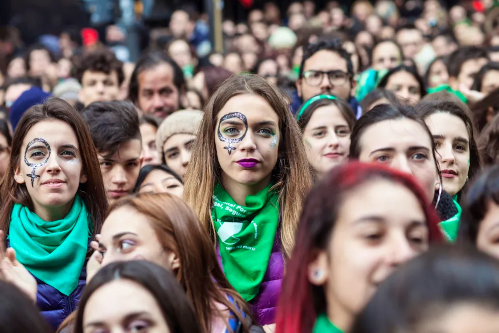 Die Fotografie zeigt ein Protest der lateinamerikanischen Bewegung «Marea Verde», die sich für das Recht auf Abtreibung einsetzt.