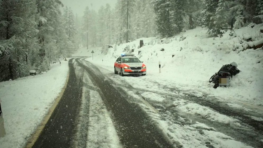 Maltempo. Il ritorno dell'inverno causa un incidente e code nei Grigioni
