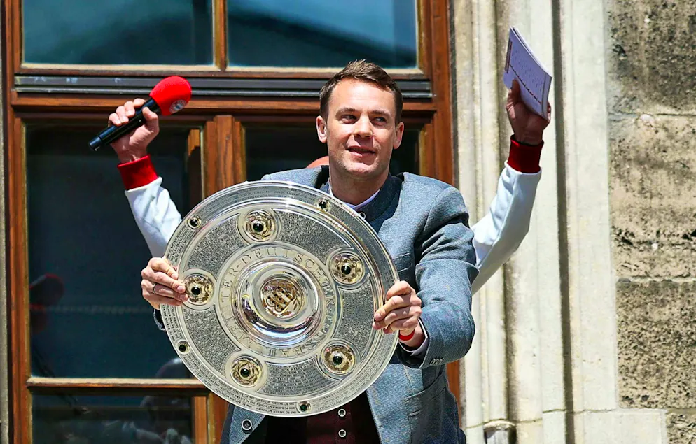 A familiar picture: Manuel Neuer with the championship trophy on the Munich town hall balcony. (archive picture)