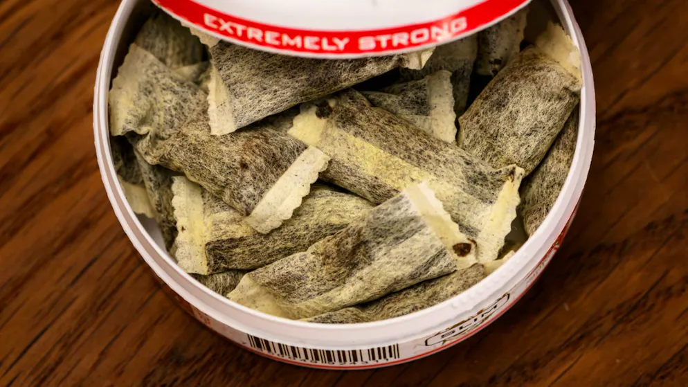 «Conçus pour être addictifs». L’OMS dénonce les sachets de nicotine qui envahissent les cours d'école