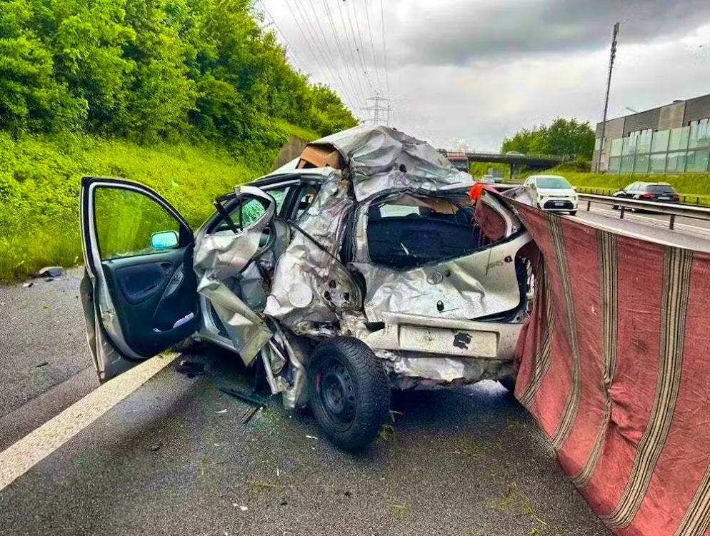 A truck crashed into a Toyota Yaris on the hard shoulder in the direction of Zurich.