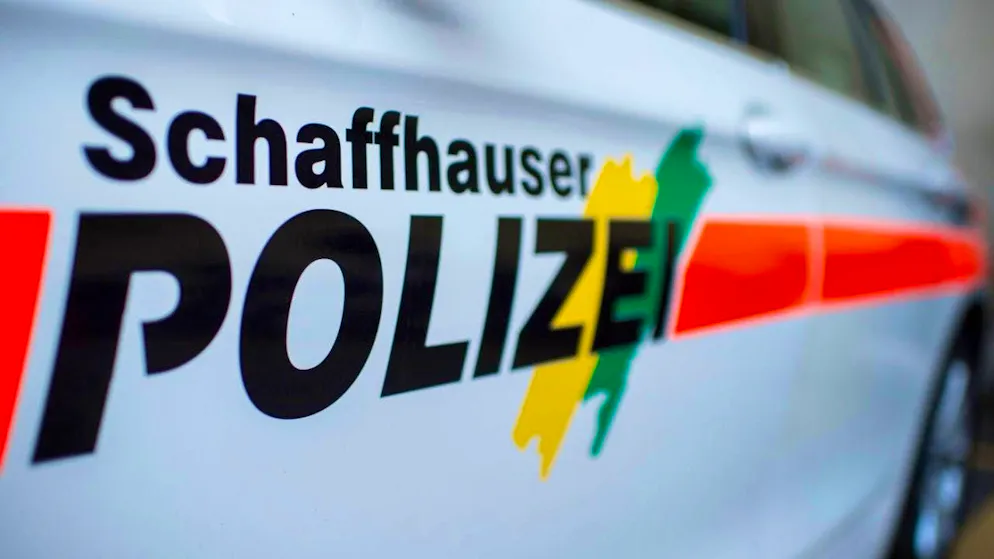 While trying to board a departing bus, an 87-year-old man's arm was caught under a wheel in Schaffhausen. (archive picture)