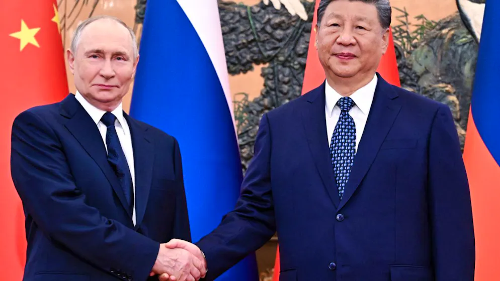 ARCHIV – Der russische Präsident Wladimir Putin (l) und der chinesische Präsident Xi Jinping geben sich vor ihrem Treffen in der Grossen Halle des Volkes die Hand. Foto: Sergei Bobylev/Pool Sputnik Kremlin/dpa – ACHTUNG: Nur zur redaktionellen Verwendung und nur mit vollständiger Nennung des vorstehenden Credits