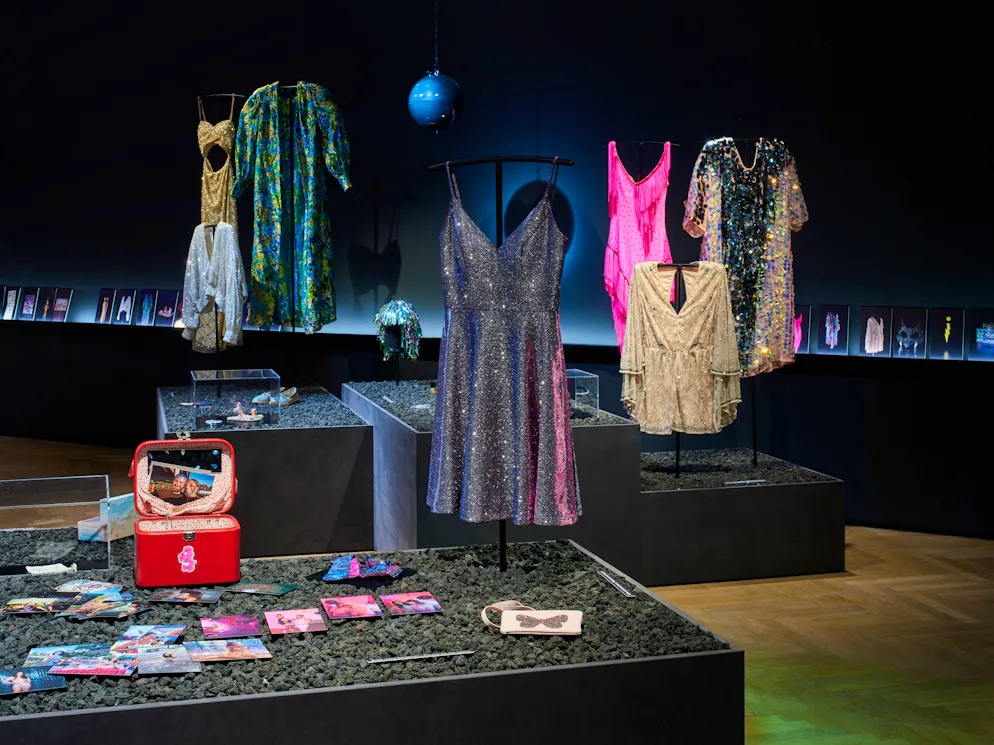 «Ein glitzerndes Kleidungsstück anziehen, Glitzer-Make-up auftragen – das ist immer eine kleine Verwandlung»: Glitzerkleider im Museum für Kunst und Gewerbe in Hamburg.