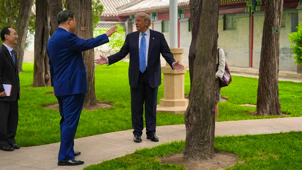 US President Donald Trump (r.) and China's leader Xi Jinping in the garden of the residential and office complex known as Zhongnanhai in the heart of Beijing on Friday.