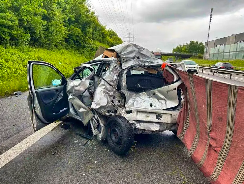 Ein Lastwagen prallte auf dem Pannenstreifen in Fahrrichtung Zürich in einen Toyota Yaris. 