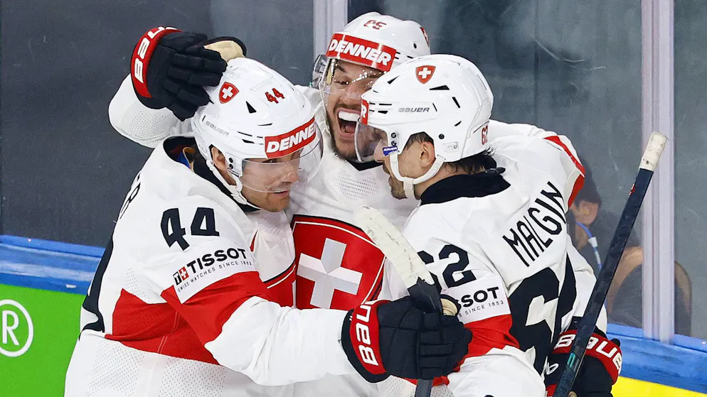 World Cup opener in the ticker. Switzerland leads after a dream start - will it continue in the same style in the 2nd period?