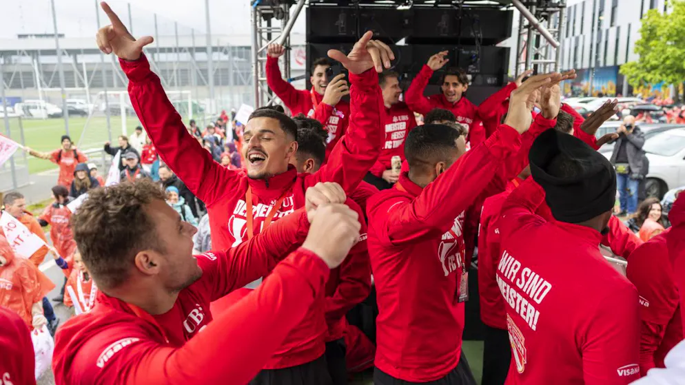 È festa in città. Il Thun celebra ancora il titolo di campione nonostante pioggia e freddo