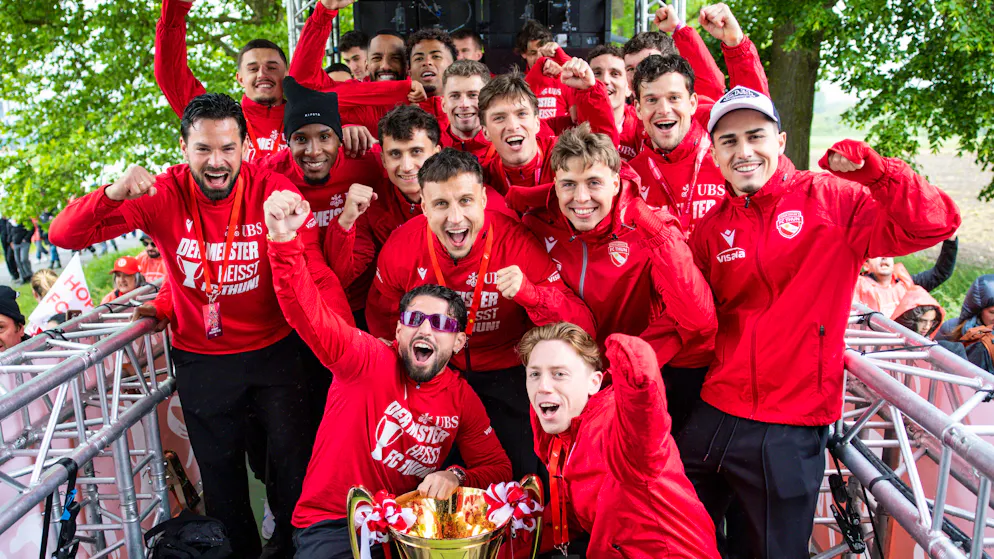 Super League. Malgré un temps maussade, Thoune fête son titre comme il se doit