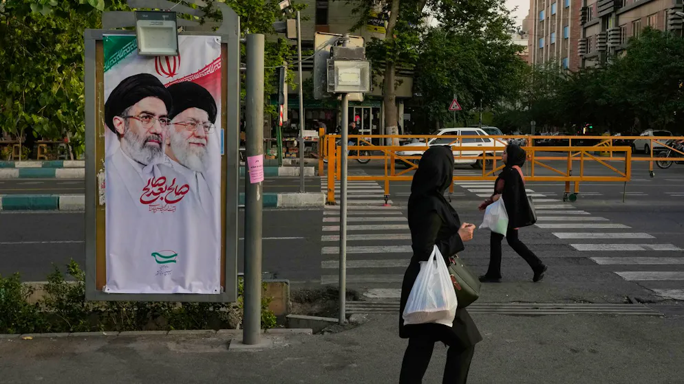 Ein Banner mit den Portraits des obersten iranische Führers Modschtaba Chamenei und seines bei US- und israelischen Luftangriffen getöteten Vaters Ajatollah Ali Chamenei. (12. Mai 2026)