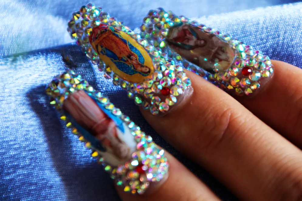 Stylisch oder billig? Glitzer ist ein umstrittenes Material – sogar auf Fingernägeln.