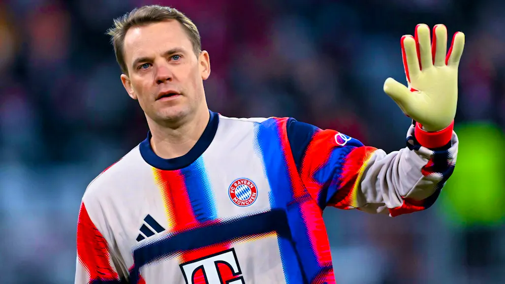 Manuel Neuer is not saying goodbye just yet. The 40-year-old is staying at FC Bayern for another year. (archive picture)
