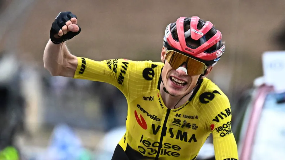 Giro d'Italia. Top favorite Jonas Vingegaard with first stage win