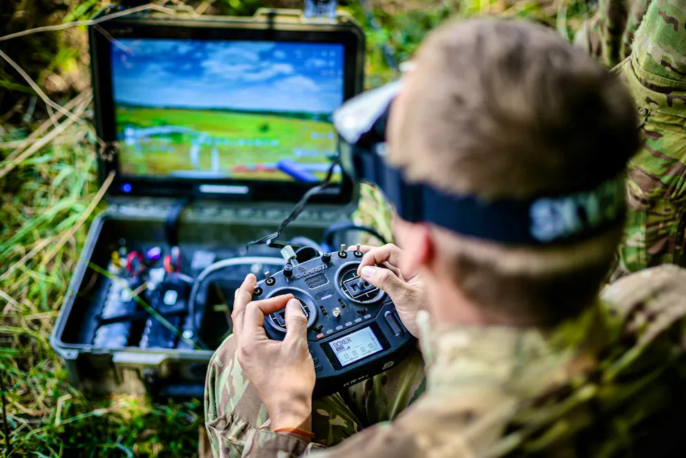 I droni sono controllati direttamente dai piloti.