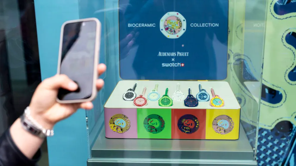 Swatch et Audemars Piguet: des centaines de personnes font la queue – Gallery. La collection se compose de huit montres de poche aux couleurs vives.